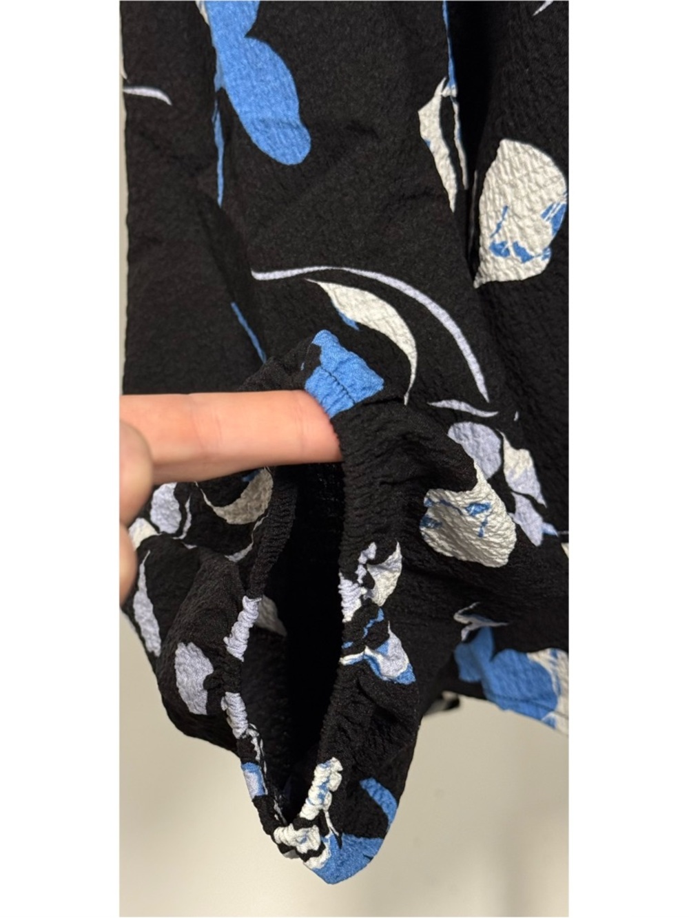 Nine West V-Neck Blouse Floral Black & White Size L - Picture 3 of 5